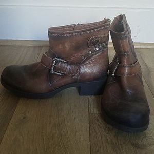 Almond vintage leather ankle boot